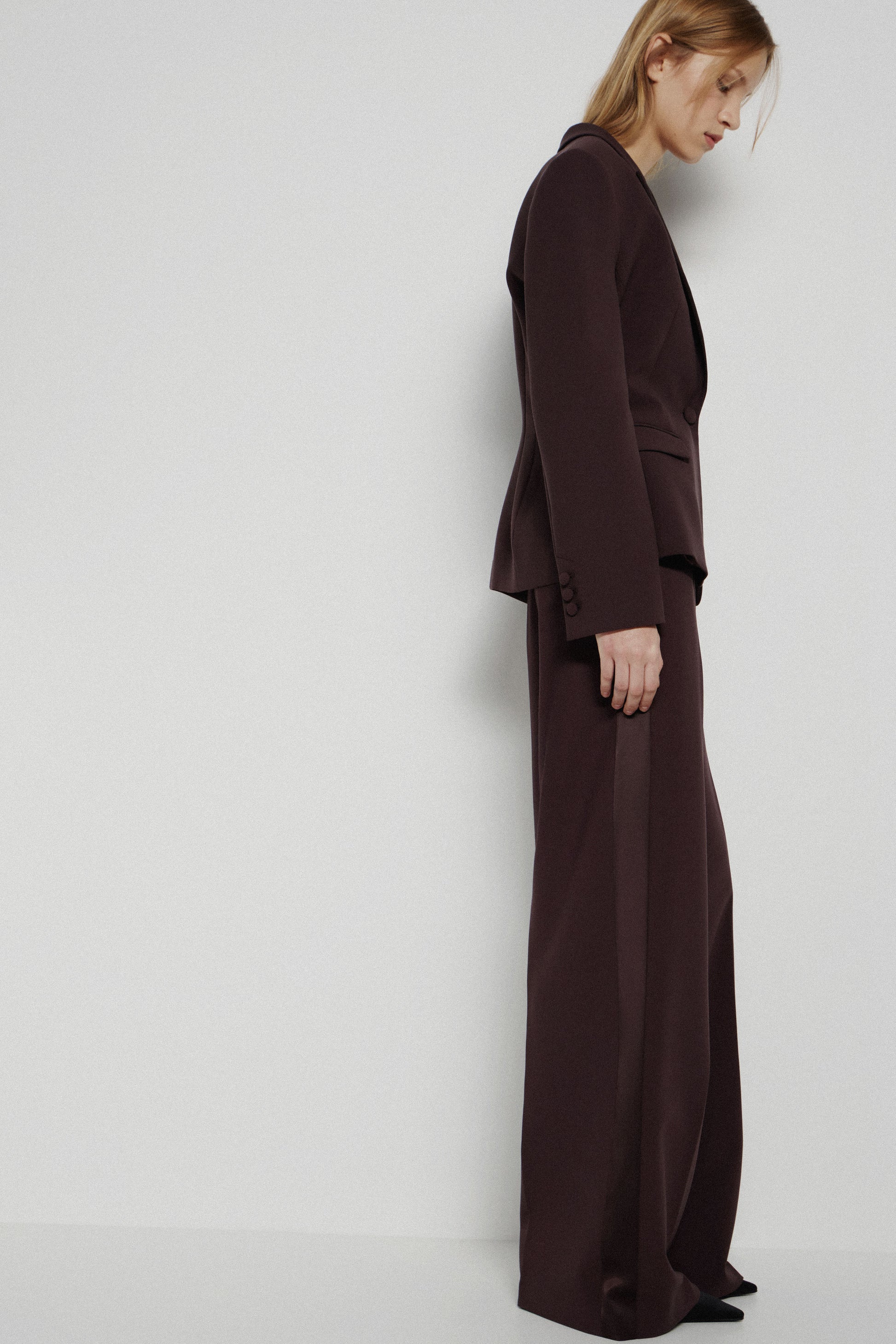 DARK BROWN